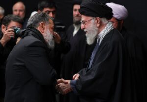 حاج محمود کریمی بدهی‌اش به رهبر انقلاب را ادا کرد