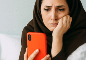 پدیده‌ی «خستگی خبری»؛ چرا مغز ما اخبار مثبت را نمی‌بیند؟