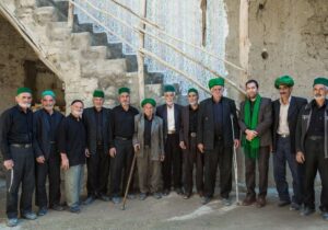 «بنادک سادات» از روستا‌های شهرستان مهریز در استان یزد است که بیشتر اهالی آن از سادات هستند و در ایام عید سعید خم، این روستا حال و هوای دیگری دارد