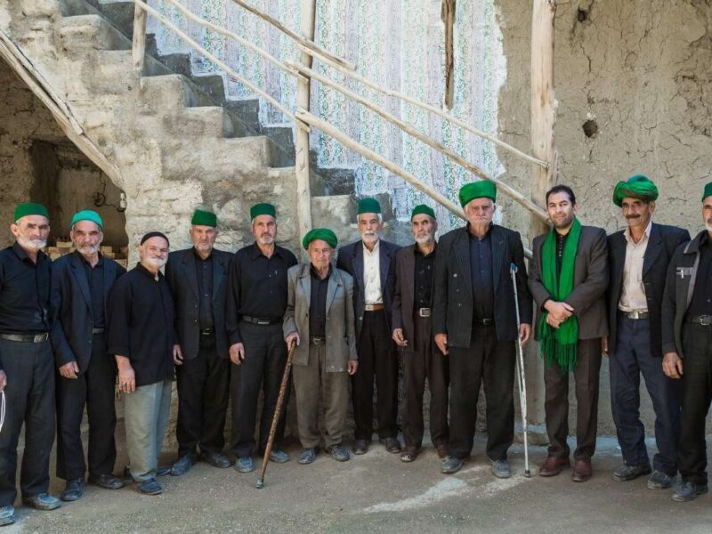 «بنادک سادات» از روستا‌های شهرستان مهریز در استان یزد است که بیشتر اهالی آن از سادات هستند و در ایام عید سعید خم، این روستا حال و هوای دیگری دارد