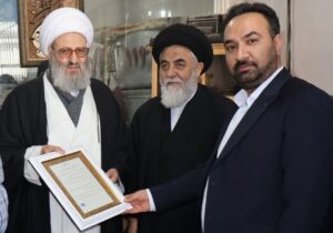 حضرت آیت‌الله فقیهی با اهدا لوح تقدیر از مجاهدت‌های فرمانده قرارگاه قدردانی کرد