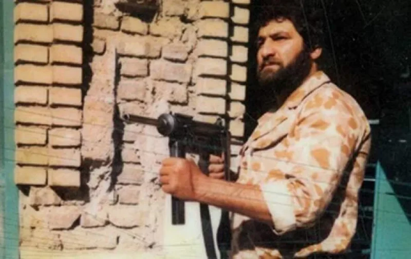 شهید شاهرخ ضرغام تفنگ به دست