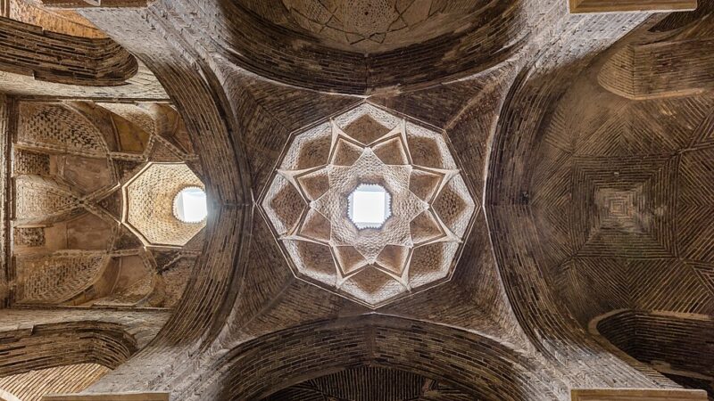 نمای داخلی مسجد جامع اصفهان؛ تصویر مفهومی برای روشنگری دینی و نهاد اجتماعی