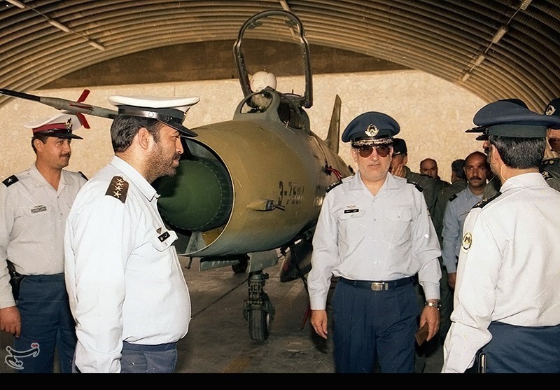 شهید منصور ستاری در بازدید از تجهیزات نیروی هوایی؛ تصویر ایرانی و مرتبط با فرماندهی فنی و خوداتکایی